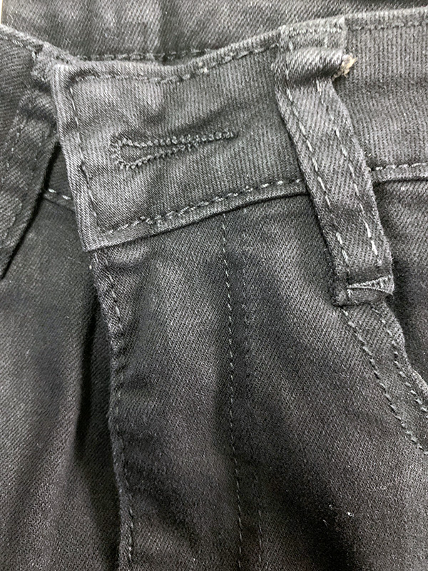ボタン穴開け前